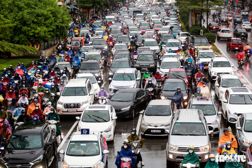 Nhiều tuyến đường Hà Nội ùn tắc nghiêm trọng trong mưa rả rích - Ảnh 2.