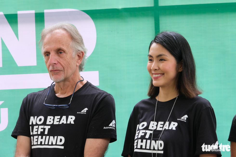 Tăng Thanh Hà cùng sao quốc tế trải nghiệm chăm sóc gấu tại Việt Nam - Ảnh 3.