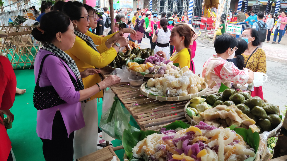 Ghé bến Bình Đông thưởng thức bánh trái đặc sản ở chợ trên bến dưới thuyền - Ảnh 2.