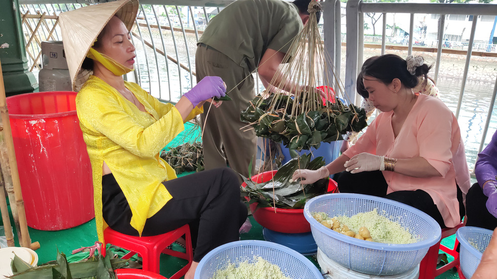 Ghé bến Bình Đông thưởng thức bánh trái đặc sản ở chợ Trên bến dưới thuyền - Ảnh 4.