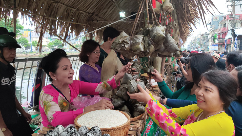 Ghé bến Bình Đông thưởng thức bánh trái đặc sản ở chợ Trên bến dưới thuyền - Ảnh 1.