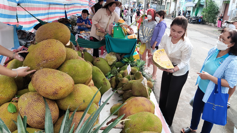 Ghé bến Bình Đông thưởng thức bánh trái đặc sản ở chợ Trên bến dưới thuyền - Ảnh 6.