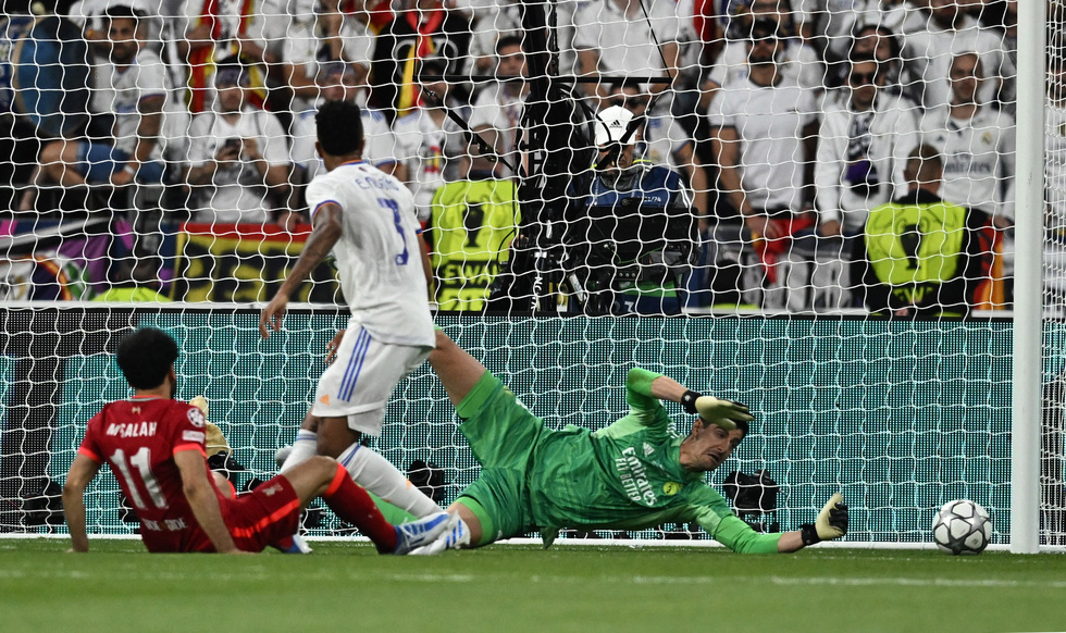 Làm nản lòng các chân sút Liverpool, Courtois đi vào lịch sử Champions League - Ảnh 2.