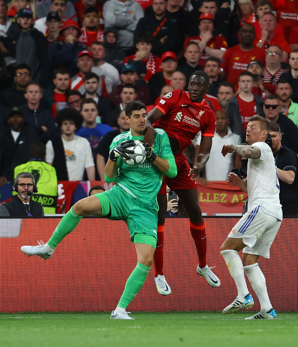 Làm nản lòng các chân sút Liverpool, Courtois đi vào lịch sử Champions League - Ảnh 8.