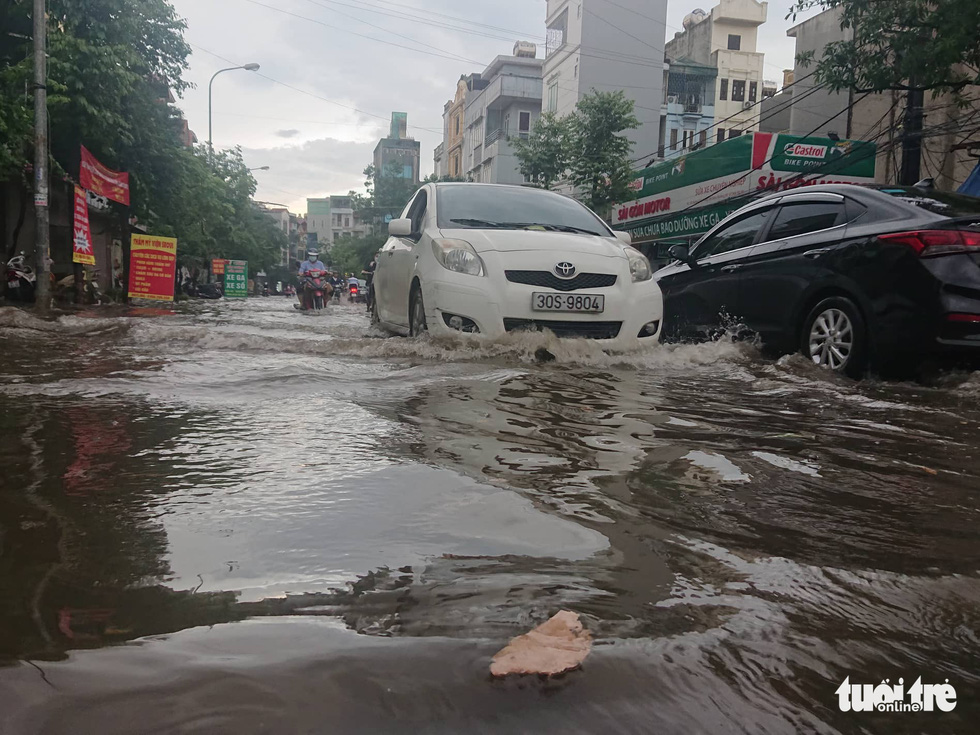 Đường phố Hà Nội ngập sâu sau cơn mưa lớn - Ảnh 7.