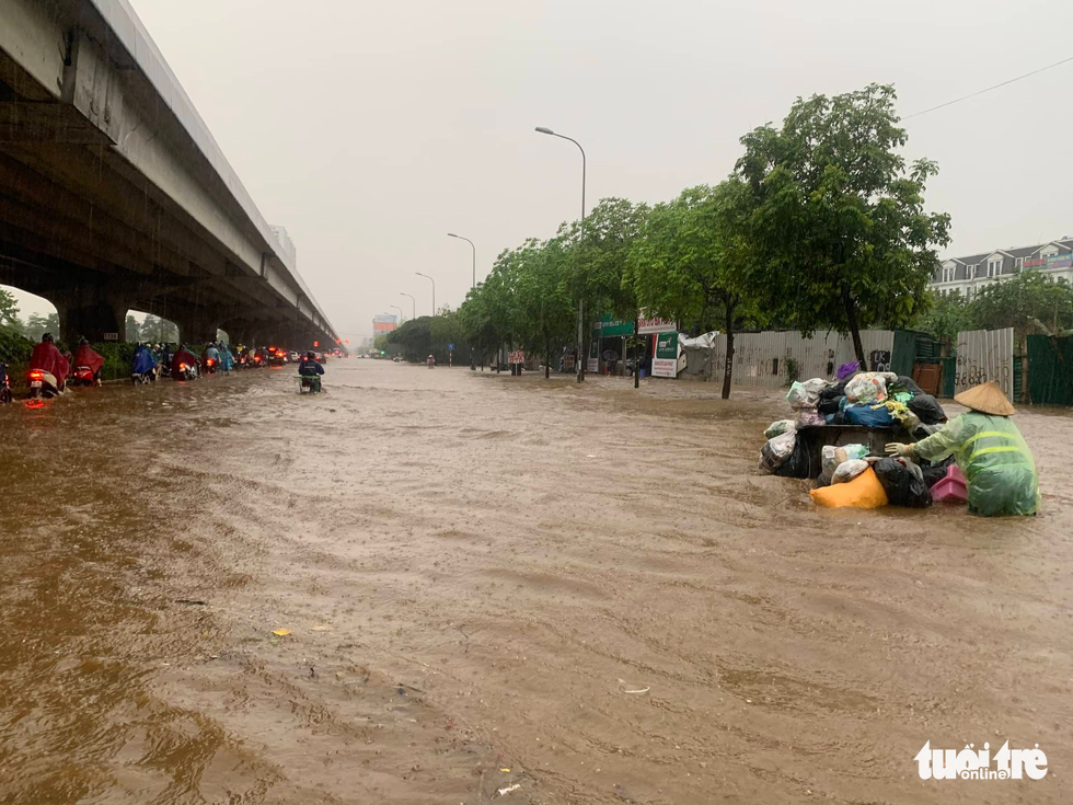 Đường phố Hà Nội ngập sâu sau cơn mưa lớn - Ảnh 5.