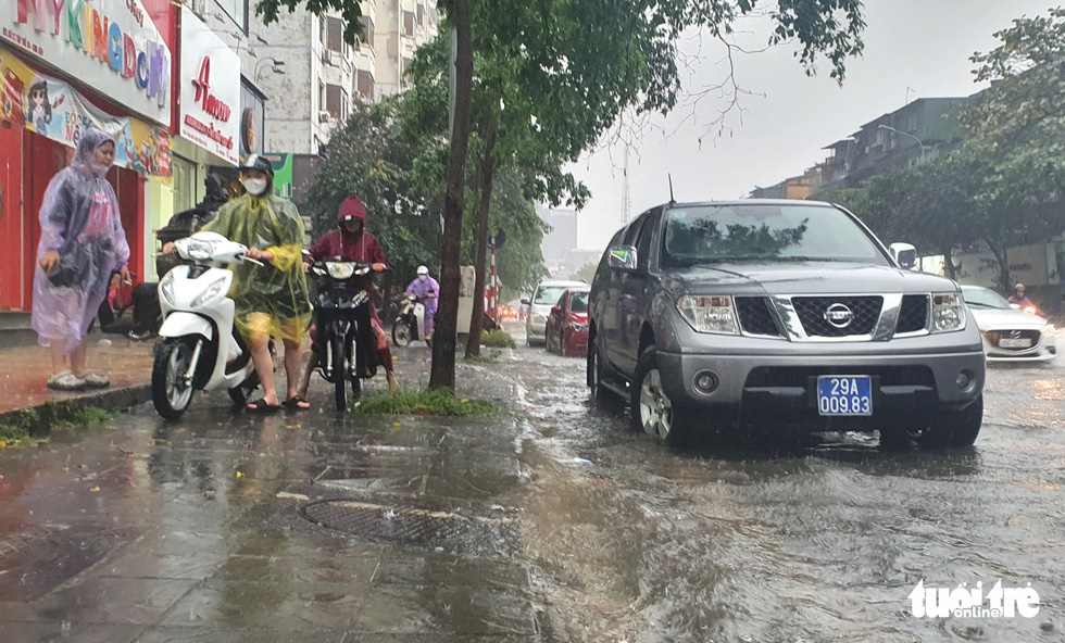 Đường phố Hà Nội ngập sâu sau cơn mưa lớn - Ảnh 2.