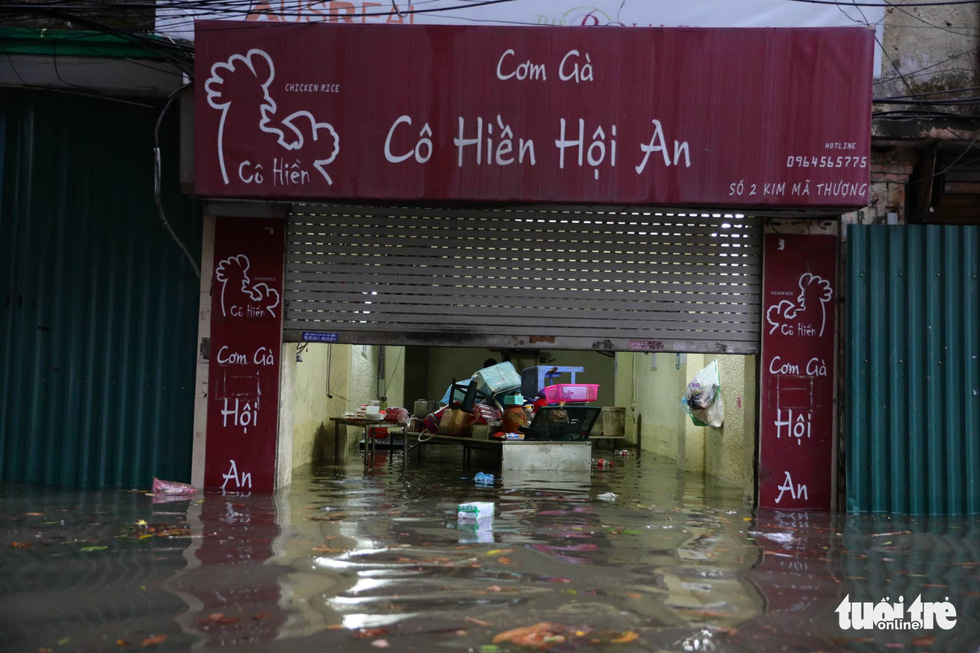 Đường phố Hà Nội hỗn loạn, ùn tắc dài sau cơn mưa 160mm hiếm gặp - Ảnh 4.