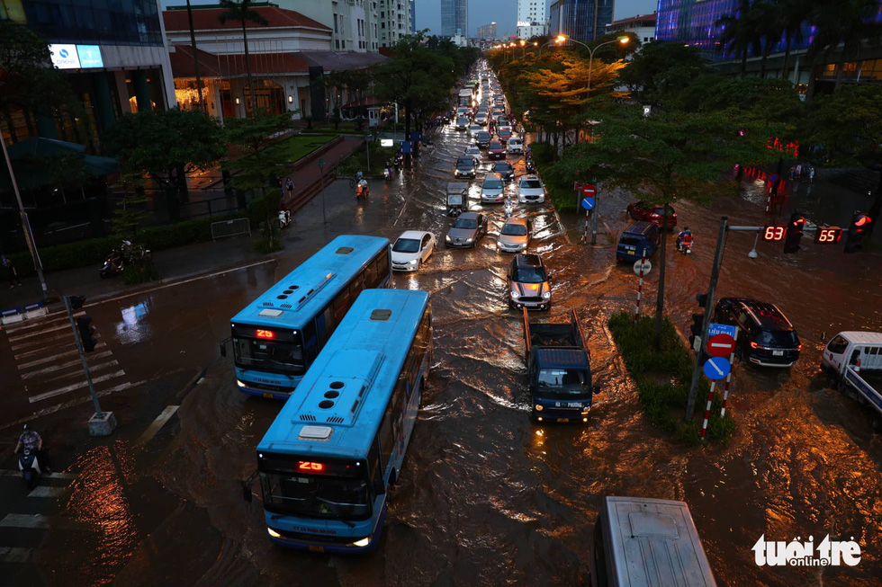 Đường phố Hà Nội hỗn loạn, ùn tắc dài sau cơn mưa 160mm hiếm gặp - Ảnh 6.