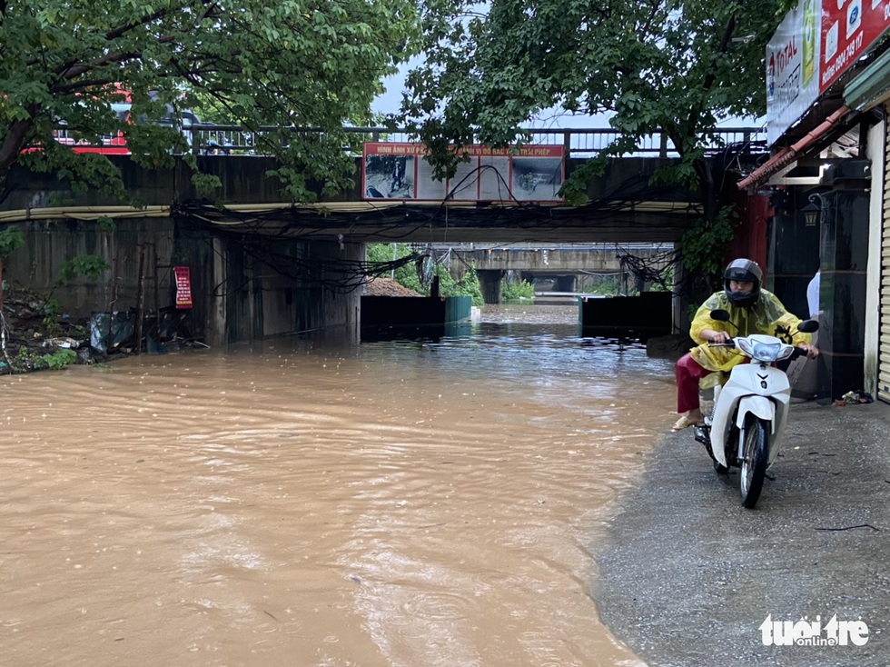 Đường phố Hà Nội ngập sâu sau cơn mưa lớn - Ảnh 6. Đường phố Hà Nội ngập sâu sau cơn mưa lớn - Ảnh 6.