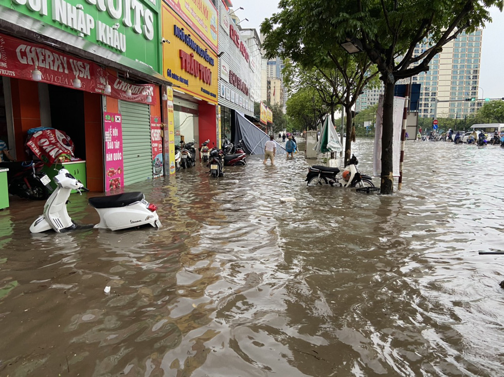 Đường phố Hà Nội ngập sâu sau cơn mưa lớn - Ảnh 1.