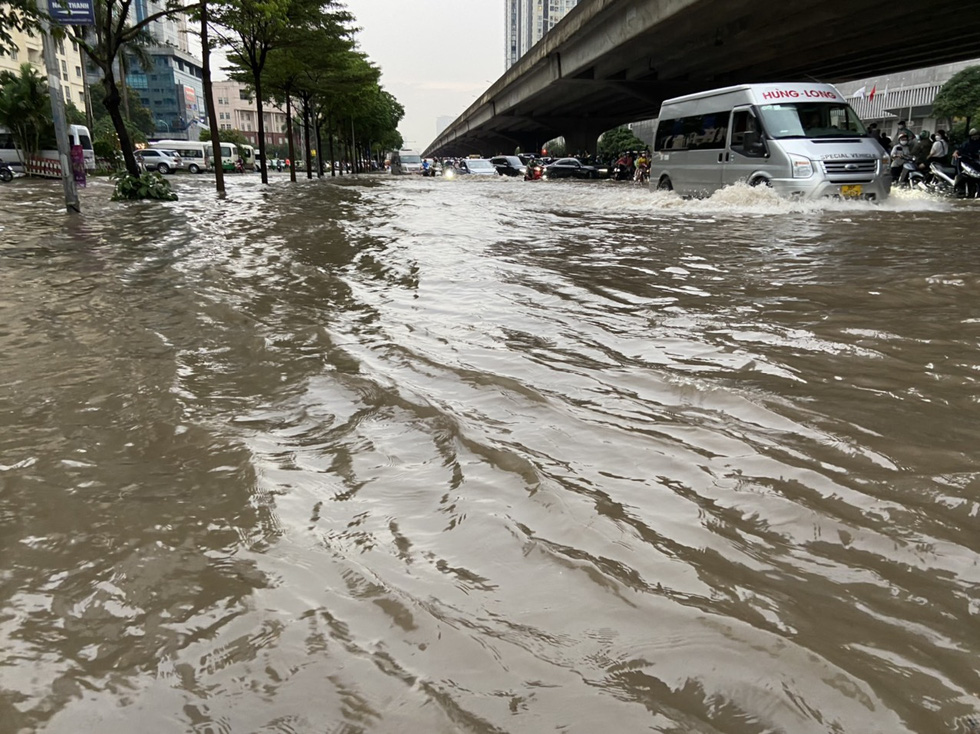 Đường phố Hà Nội ngập sâu sau cơn mưa lớn - Ảnh 9.