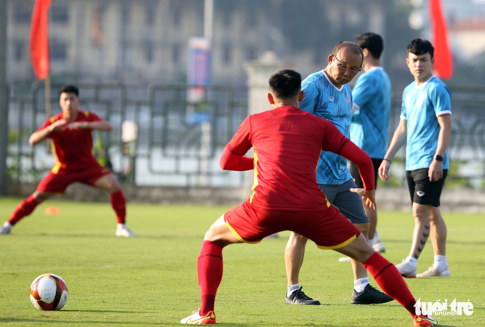 Thầy Park trêu chọc cầu thủ U23 trên sân tập - Ảnh 2.