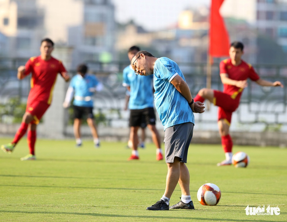 Thầy Park trêu chọc cầu thủ U23 trên sân tập - Ảnh 3.