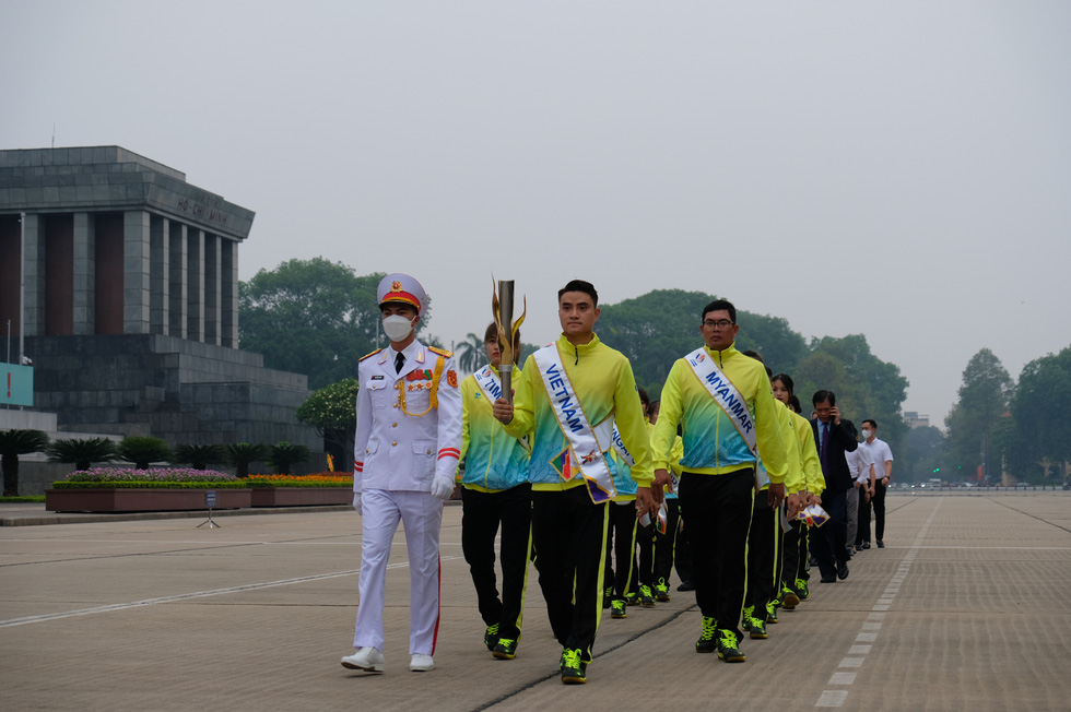 Kiếm thủ Vũ Thành An dẫn đầu lễ xin lửa thắp đuốc SEA Games 31 - Ảnh 4.