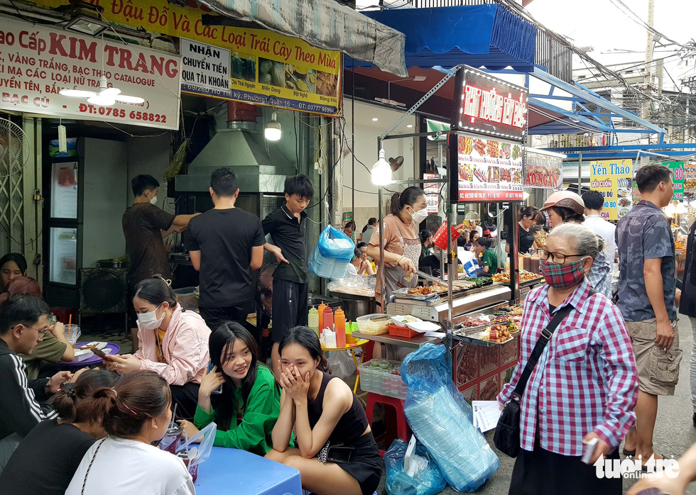 Chợ ở Sài Gòn đã ‘vui trở lại’, sáng đèn buôn bán đến khuya - Ảnh 3.