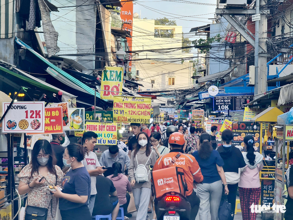 Chợ ở Sài Gòn đã ‘vui trở lại’, sáng đèn buôn bán đến khuya - Ảnh 1.