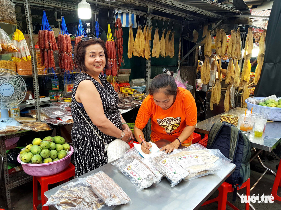 The market in Saigon was 'happy again', the lights were on until late at night - Photo 2.