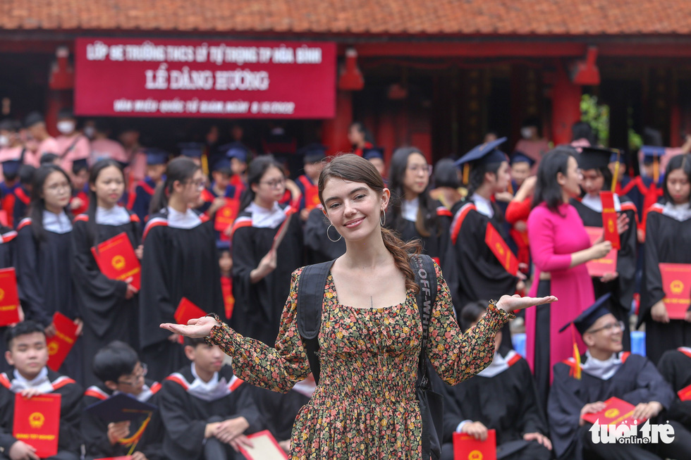 Du khách nước ngoài thích thú chụp ảnh tốt nghiệp cùng học sinh Việt Nam - Ảnh 2.