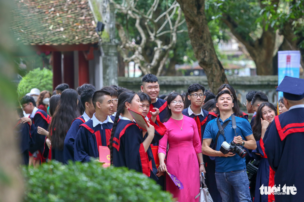 Du khách nước ngoài thích thú chụp ảnh tốt nghiệp cùng học sinh Việt Nam - Ảnh 6.