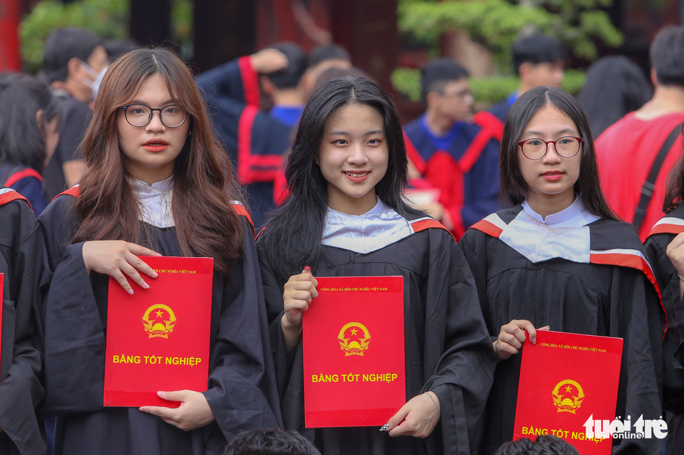 Du khách nước ngoài thích thú chụp ảnh tốt nghiệp cùng học sinh Việt Nam - Ảnh 7.