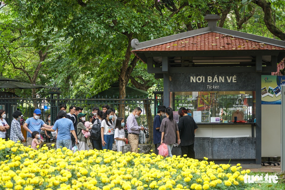 Du khách nước ngoài thích thú chụp ảnh tốt nghiệp cùng học sinh Việt Nam - Ảnh 4. logo van mieu 1 16520031062381519727639 Du khách nước ngoài thích thú chụp ảnh tốt nghiệp cùng học sinh Việt Nam