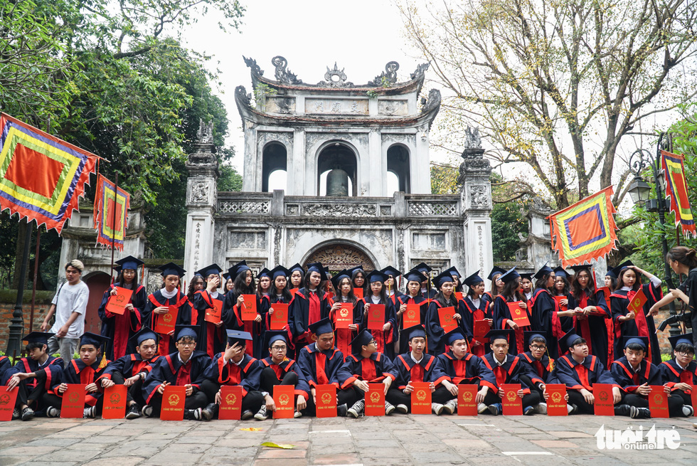 Du khách nước ngoài thích thú chụp ảnh tốt nghiệp cùng học sinh Việt Nam - Ảnh 8.