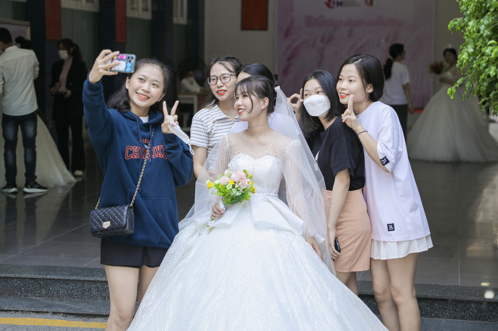Sinh viên xúng xính váy cô dâu trong sân trường - Ảnh 3.