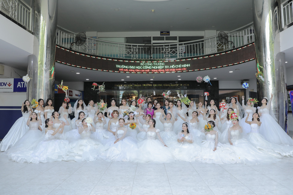 Sinh viên xúng xính váy cô dâu trong sân trường - Ảnh 8.