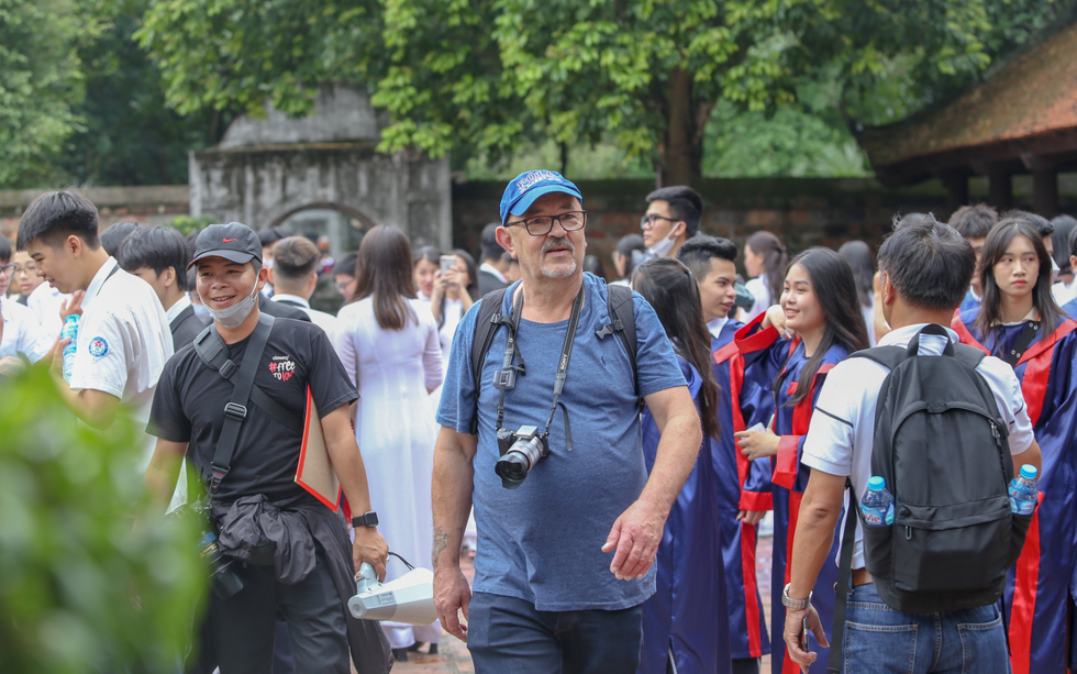 Du khách nước ngoài thích thú chụp ảnh tốt nghiệp cùng học sinh Việt Nam - Ảnh 5.