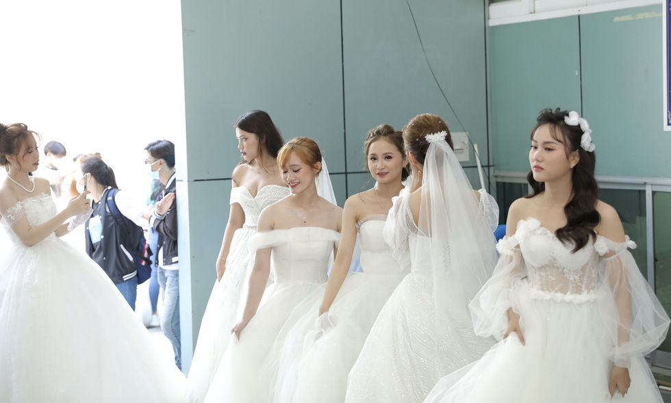 Sinh viên xúng xính váy cô dâu trong sân trường - Ảnh 4.