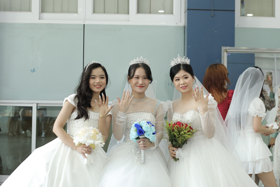 Sinh viên xúng xính váy cô dâu trong sân trường - Ảnh 5.
