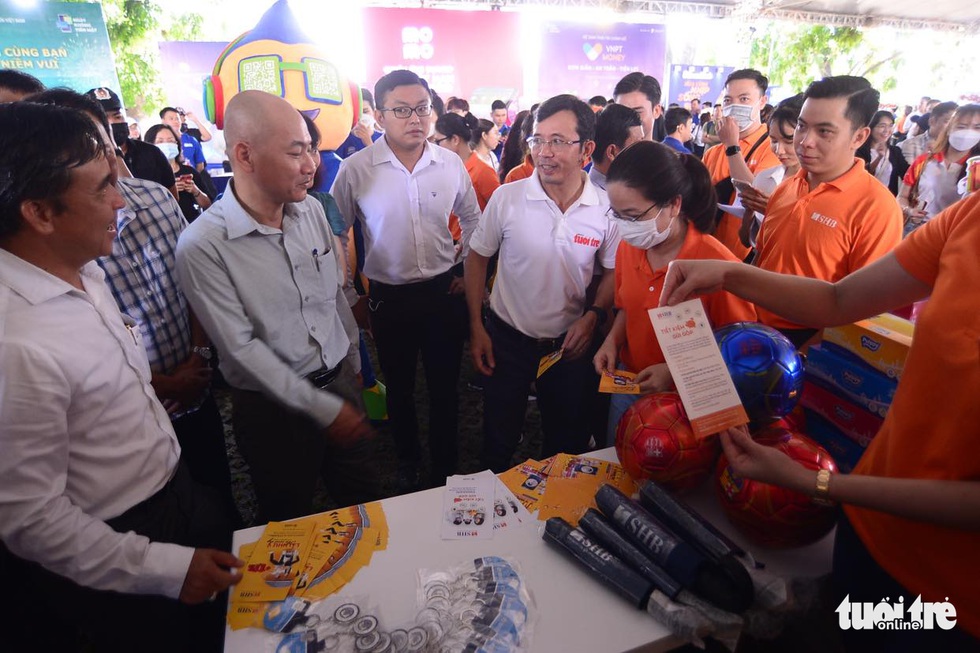 Tưng bừng khai mạc Chợ phiên Không tiền mặt dành cho công nhân - Ảnh 13. Tưng bừng khai mạc Chợ phiên Không tiền mặt dành cho công nhân - Ảnh 13.