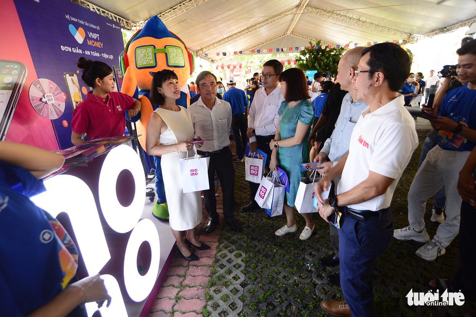 Tưng bừng khai mạc Chợ phiên Không tiền mặt dành cho công nhân - Ảnh 5. Tưng bừng khai mạc Chợ phiên Không tiền mặt dành cho công nhân - Ảnh 5.