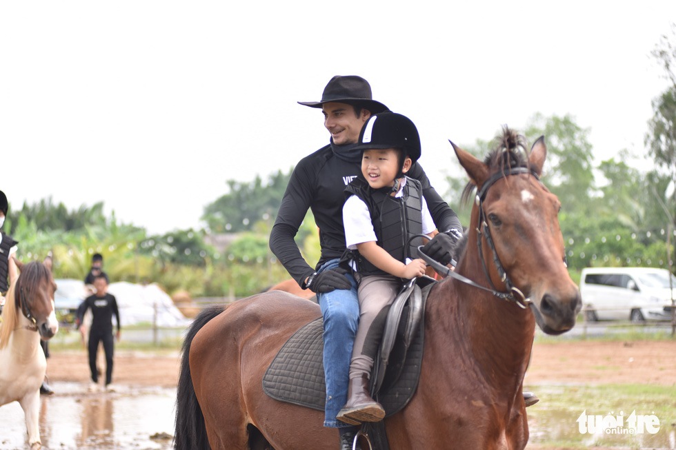 Bạn trẻ TP.HCM trải nghiệm cưỡi ngựa vui chơi cuối tuần - Ảnh 8.