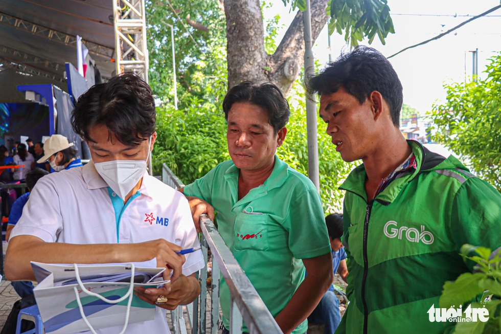 Tưng bừng khai mạc Chợ phiên Không tiền mặt dành cho công nhân - Ảnh 4. Tưng bừng khai mạc Chợ phiên Không tiền mặt dành cho công nhân - Ảnh 4.
