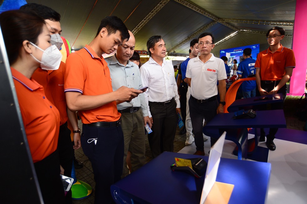 Tưng bừng khai mạc Chợ phiên Không tiền mặt dành cho công nhân - Ảnh 1. Tưng bừng khai mạc Chợ phiên Không tiền mặt dành cho công nhân - Ảnh 1.