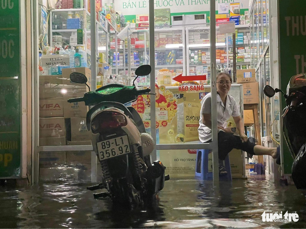 Hà Nội mưa chưa đầy 1 giờ, nhiều tuyến phố thành sông, nước tràn vào nhà dân - Ảnh 8.