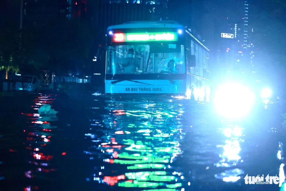 Hà Nội mưa chưa đầy 1 giờ, nhiều tuyến phố thành sông, nước tràn vào nhà dân - Ảnh 6.