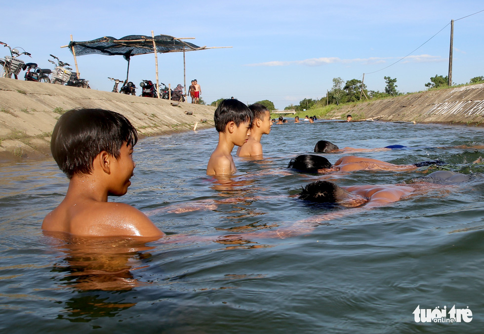 Lớp dạy bơi giữa đồng của thầy giáo làng - Ảnh 7.