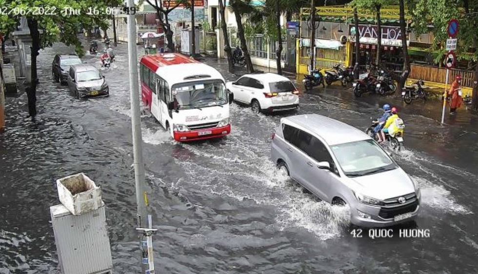 TP.HCM mưa trắng trời, nhiều tuyến đường bắt đầu ngập - Ảnh 7.