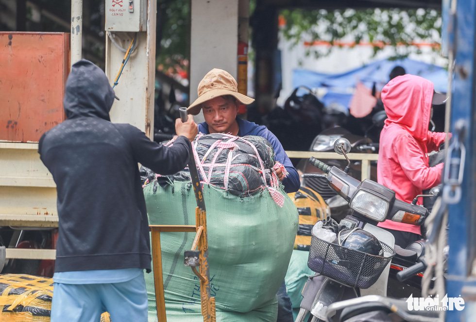 Ngoài trời hơn 55 độ C, người dân thủ đô nhọc nhằn mưu sinh trong nắng như đổ lửa - Ảnh 5.