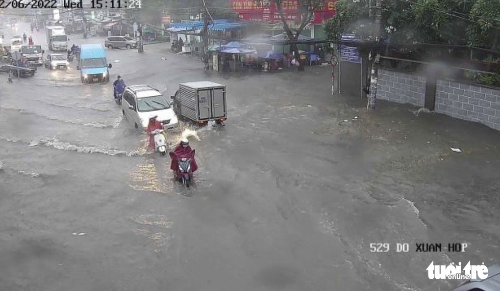 TP.HCM có mưa đá trong cơn mưa trắng trời, ngập nước khắp nơi - Ảnh 2. TP.HCM có mưa đá trong cơn mưa trắng trời, ngập nước khắp nơi - Ảnh 2.