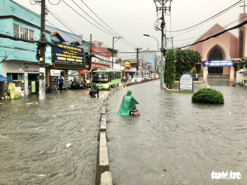 TP.HCM có mưa đá trong cơn mưa trắng trời, ngập nước khắp nơi - Ảnh 5. TP.HCM có mưa đá trong cơn mưa trắng trời, ngập nước khắp nơi - Ảnh 5.