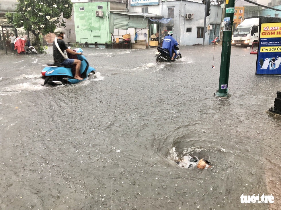 TP.HCM có mưa đá trong cơn mưa trắng trời, ngập nước khắp nơi - Ảnh 6. TP.HCM có mưa đá trong cơn mưa trắng trời, ngập nước khắp nơi - Ảnh 6.