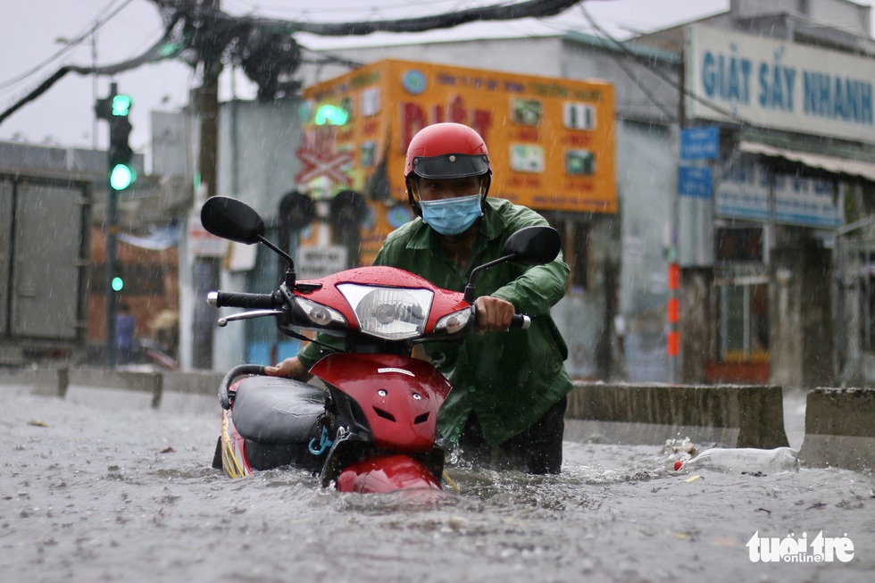 TP.HCM có mưa đá trong cơn mưa trắng trời, ngập nước khắp nơi - Ảnh 8.