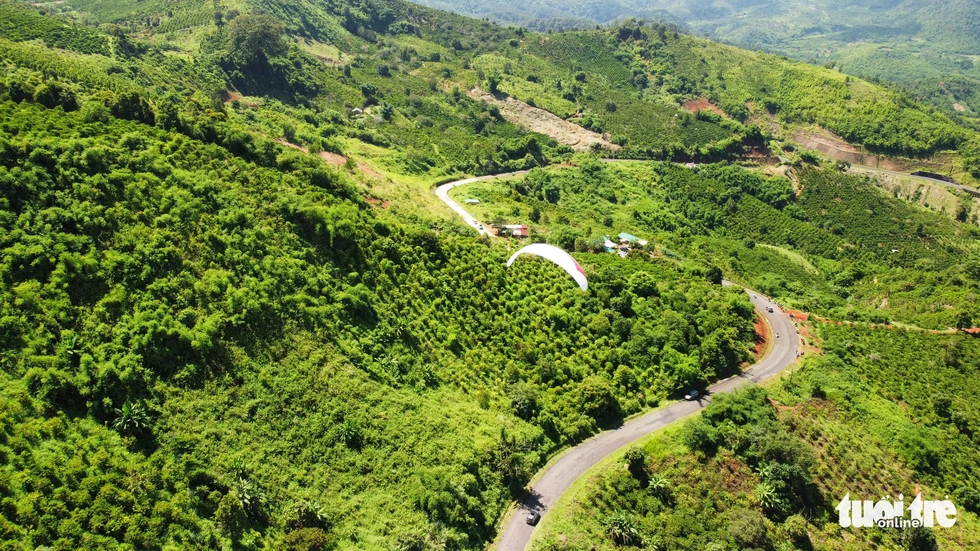 Mãn nhãn với màn bay cao hơn 1.800m trên hồ Tà Đùng - Ảnh 5. Mãn nhãn với màn bay cao hơn 1.800m trên hồ Tà Đùng - Ảnh 5.