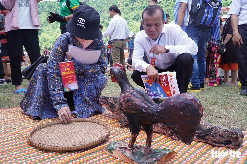 Du khách thú vị xem thi dệt thổ cẩm, điêu khắc gỗ của dân tộc thiểu số vùng cao - Ảnh 6. Du khách thú vị xem thi dệt thổ cẩm, điêu khắc gỗ của dân tộc thiểu số vùng cao - Ảnh 6.