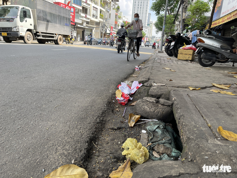 Miệng cống bị bức tử vì đầy rác, cỏ dại, đất cát... nước thoát đường nào? - Ảnh 7.