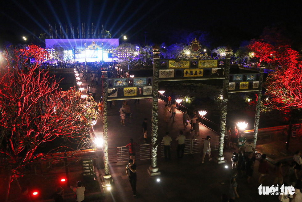 Hàng ngàn người tham quan Đại Nội đêm Hoàng cung giao hòa - Ảnh 2.